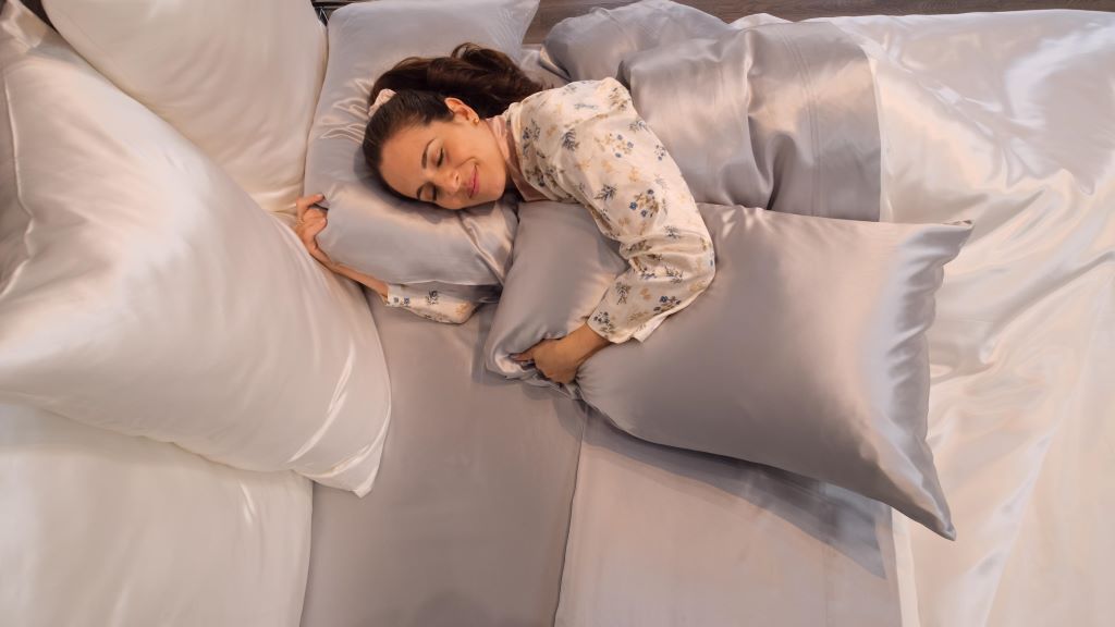 25 Great Reasons to Sleep on a Silk Pillowcase