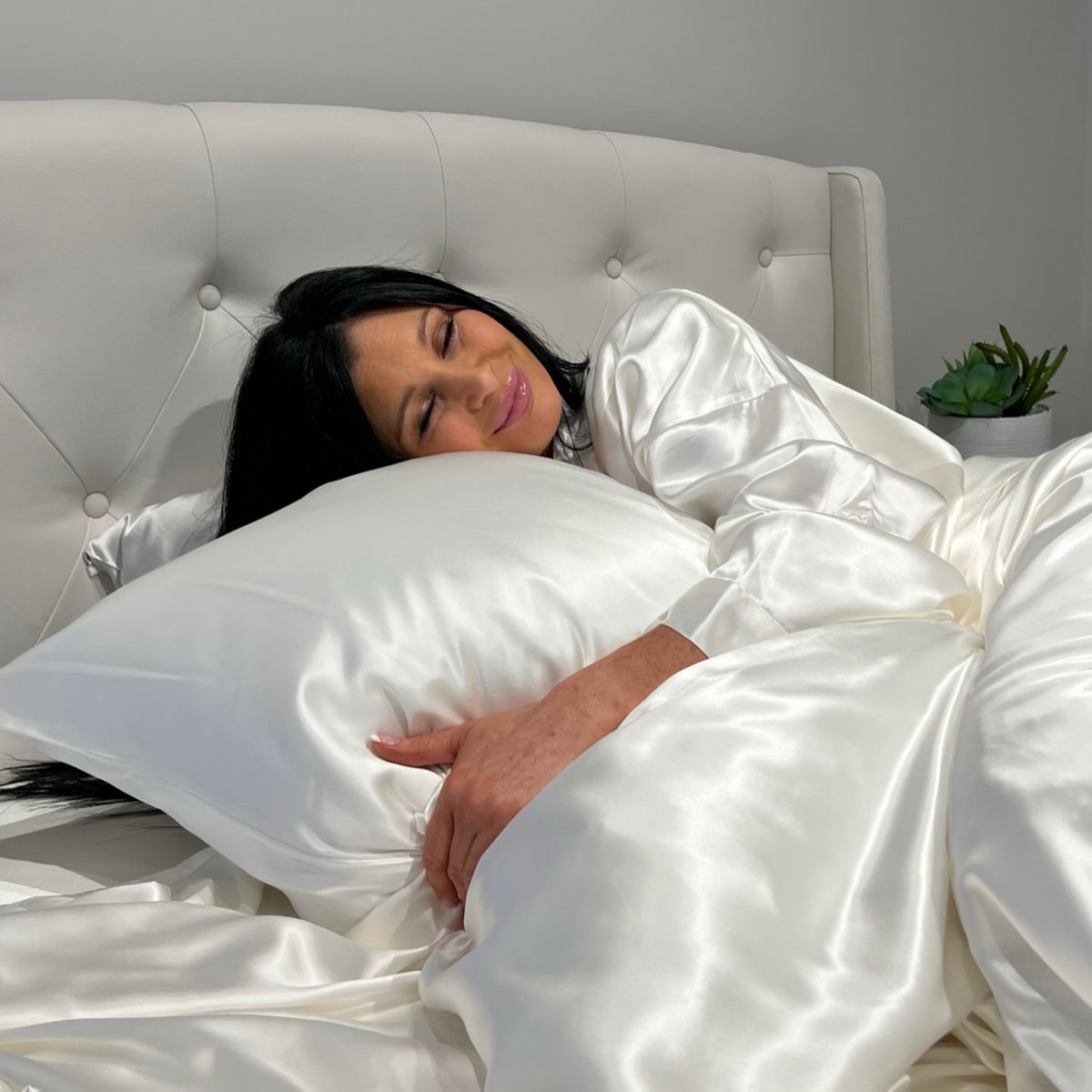 Soft Ivory Silk Pillowcase with a Lustrous Sheen, Offering a Smooth and Luxurious Touch